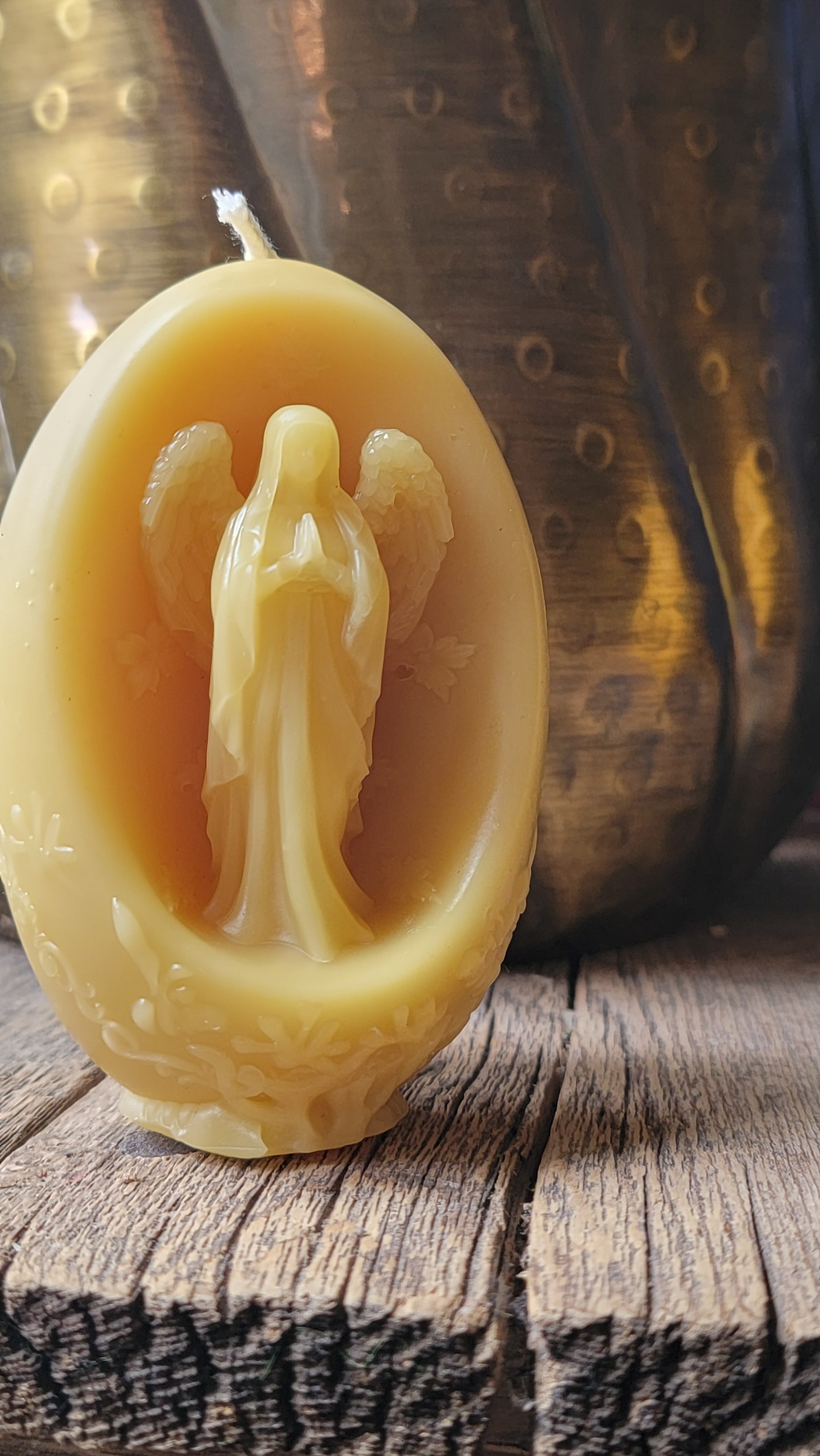 Angels we have heard on High - Beeswax sphere candle