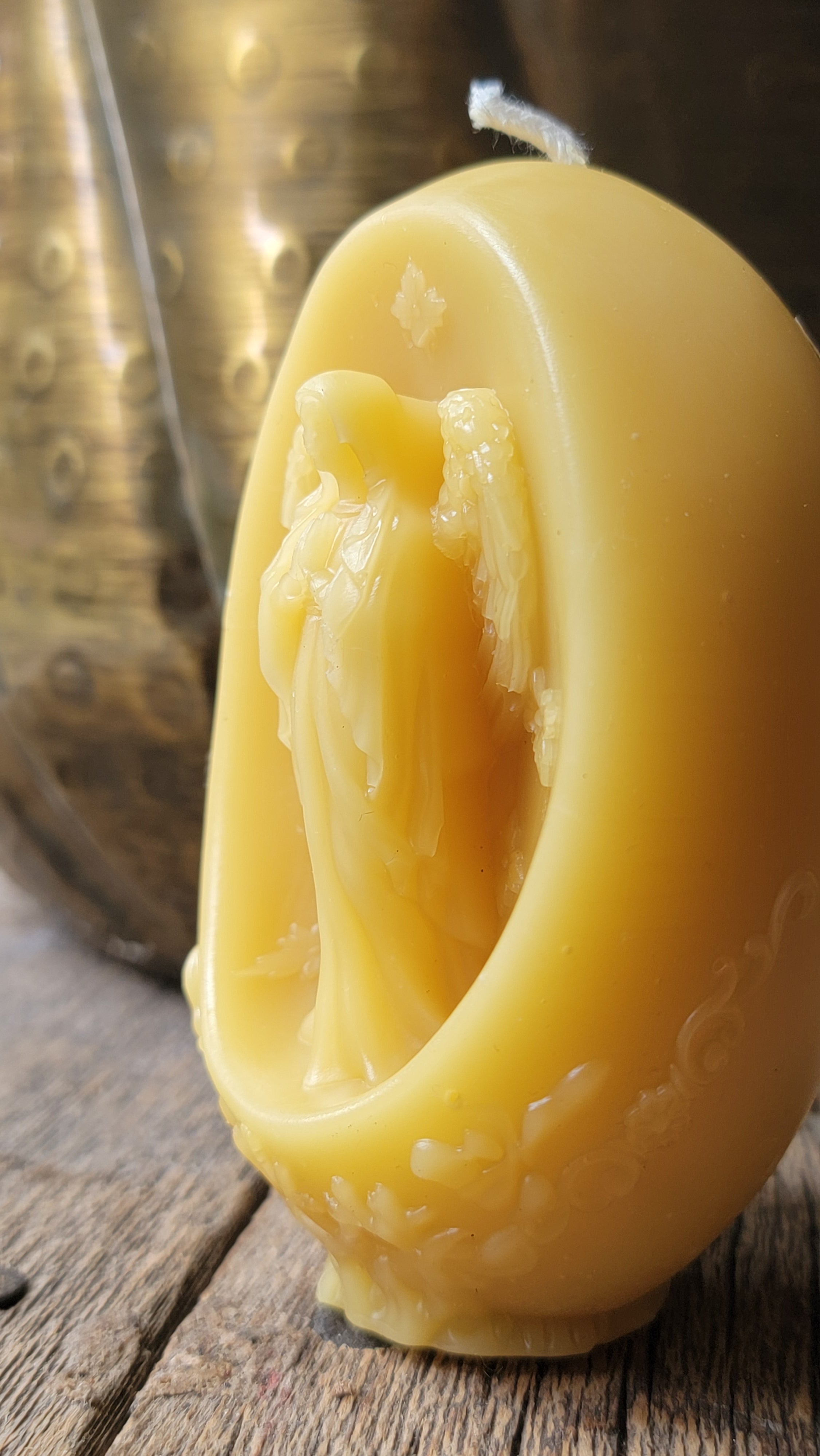 Angels we have heard on High - Beeswax sphere candle