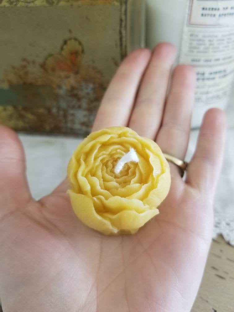 Small votive Peony Beeswax Candle